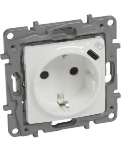 Шуко 2P+E + USB Legrand Niloe, бял